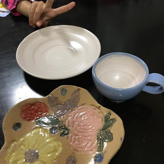この間美山陶遊館で作ったお皿たち出来上がりました〜♫ 1️⃣娘ちゃん2️⃣妹ちゃん2人とも大喜び（≧∇≦） ありがとうございました〜 #美山陶遊館#日置市#フレンチ大好き#おぶぶちゃん (Instagram)